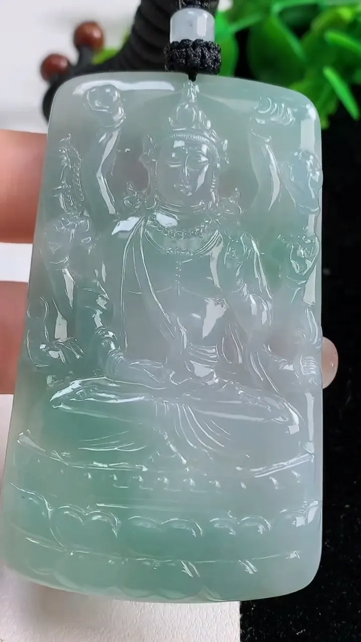 天然A货翡翠千手观音吊坠，尺寸72.6-42-5，重量:48.87g
9月14日