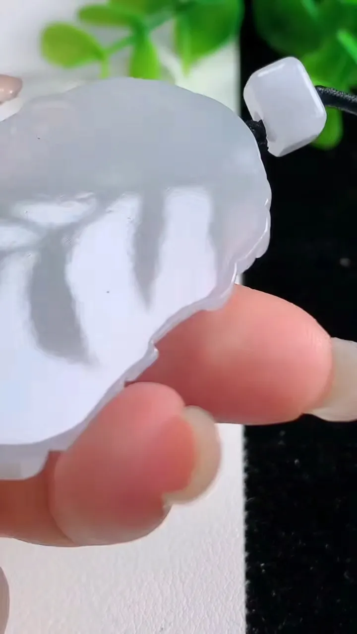 天然A货翡翠冰种飘花观音头吊坠，尺寸49.7-36.8-11.2，重量:34.00g
9月14日