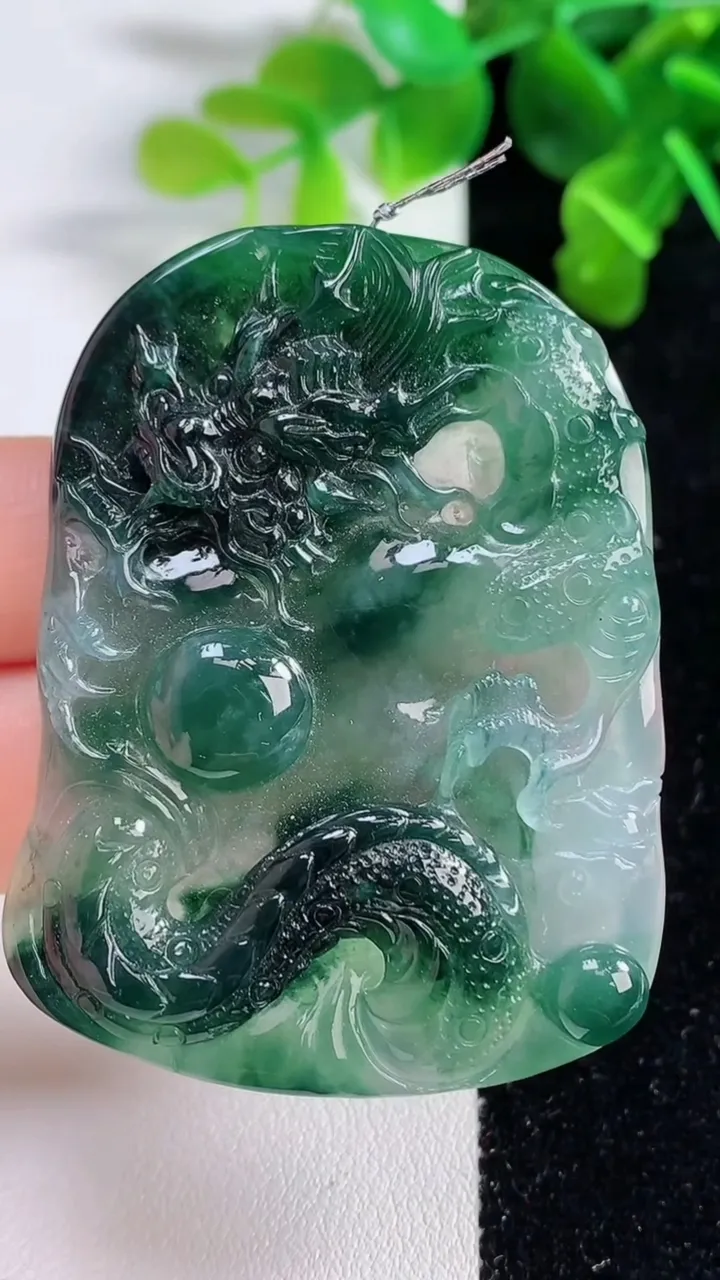 天然A货翡翠种飘花龙牌吊坠，尺寸55.8-40.8-5.8，重量:30.38g
9月15日