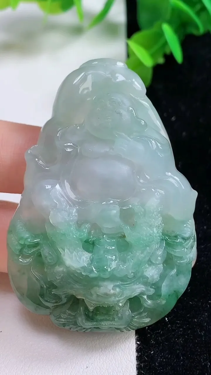 天然A货翡翠御龙逍遥佛吊坠，尺寸61-42-12，重:45.50g
9月15日