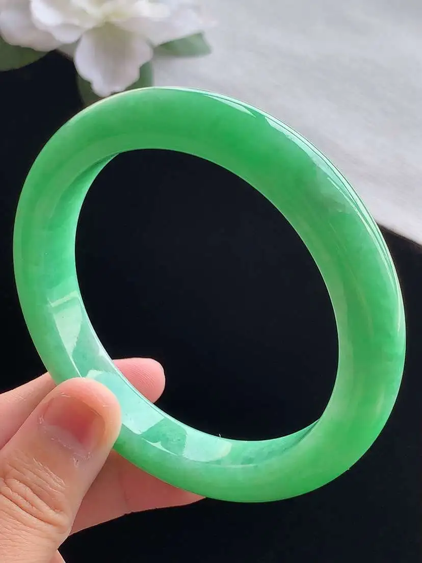 a货翡翠老坑冰种满绿正装正圈手镯62-63大圈口  尺寸62.5×12×9.3mm 重量72.80g