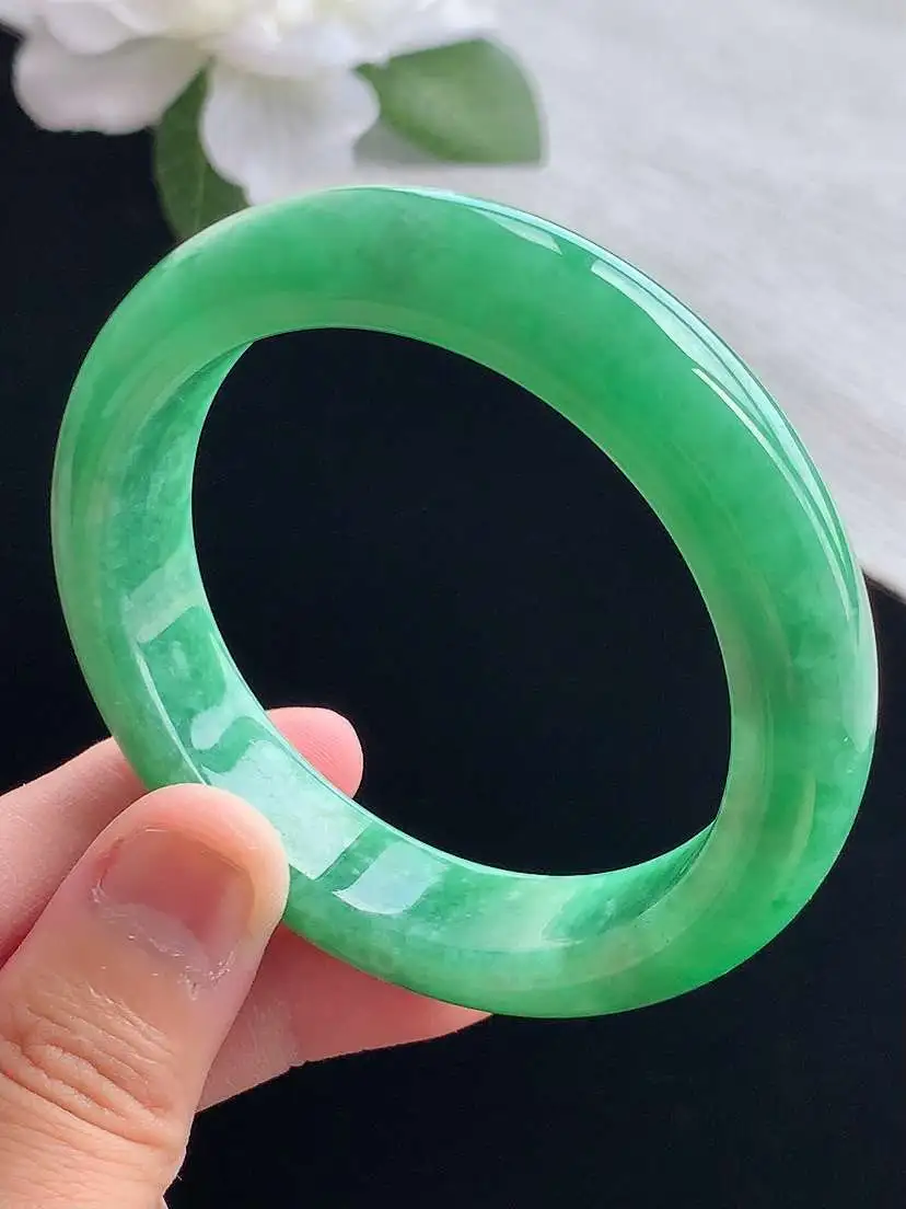 a货翡翠老坑冰种满绿正装正圈手镯52-53小圈口  尺寸52.2×12.7×8.3mm 重量57.2