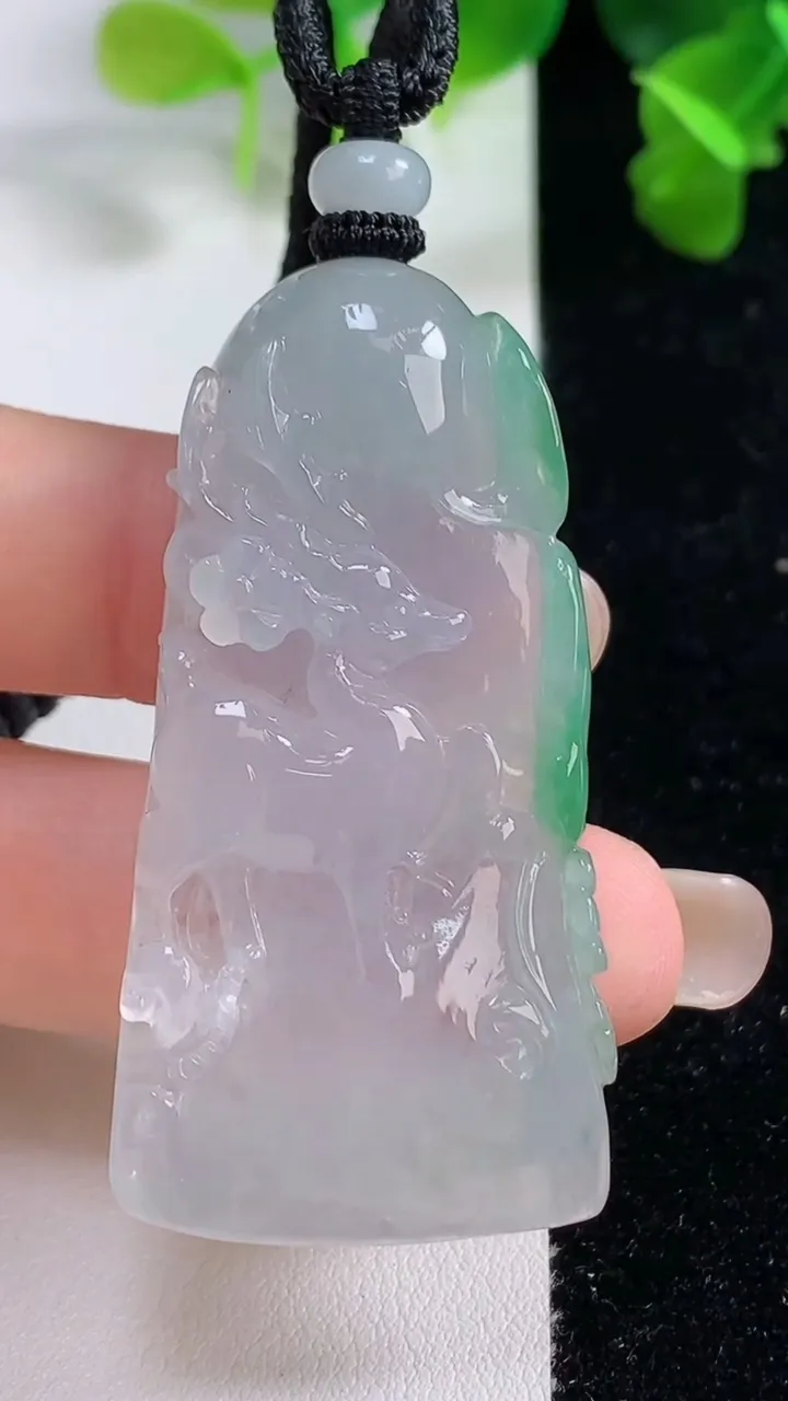天然A货翡翠梅花鹿吊坠，尺寸52.4-26-8.8，重量:25.92g
9月15日