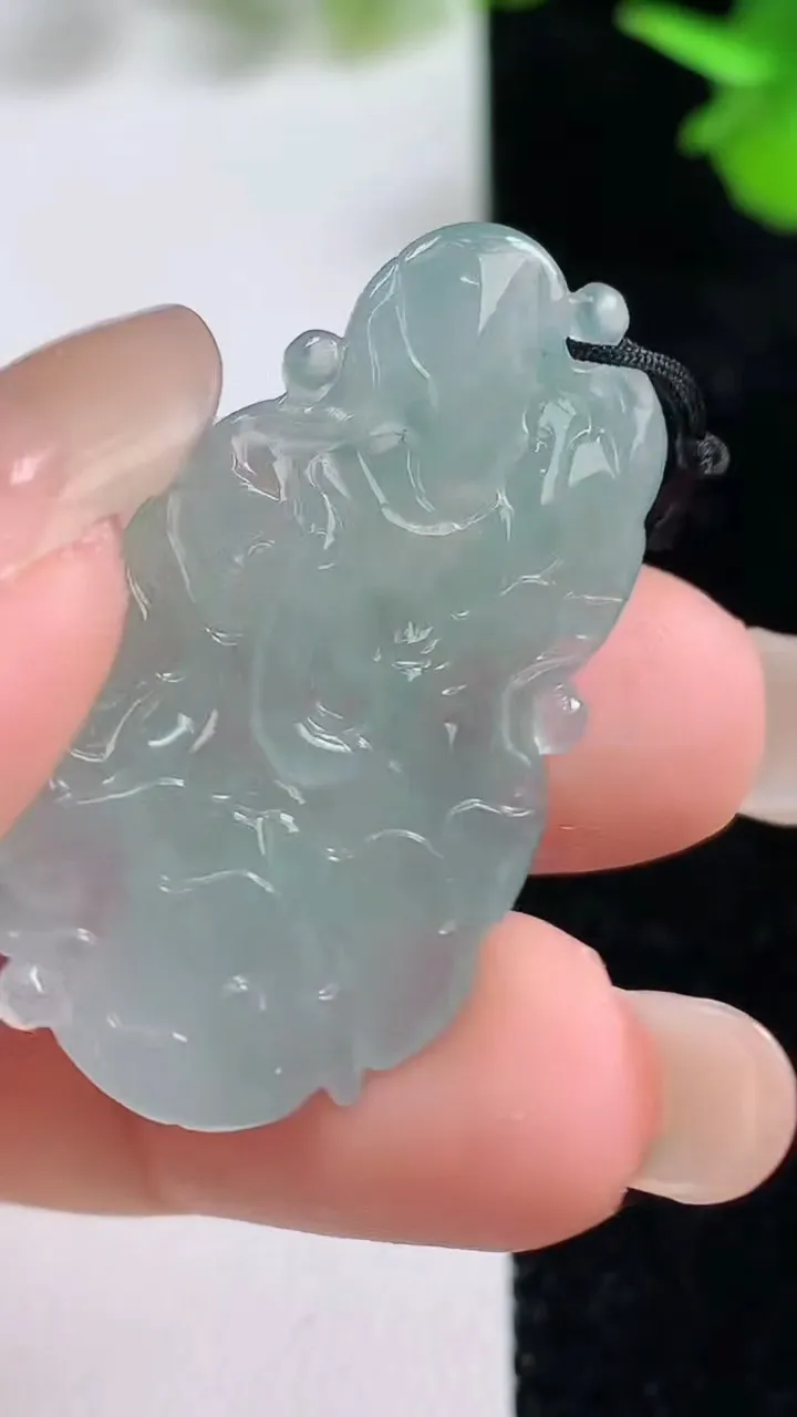 天然A货翡翠荷叶鱼吊坠，尺寸36-22-4，重量:5.50g
9月15日