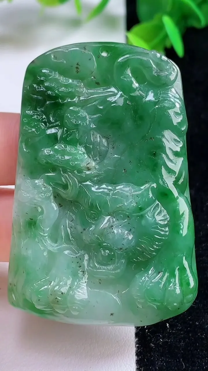 天然A货翡翠生肖虎吊坠，尺寸57.8-39.4-8.8，重:32.43g
9月15日