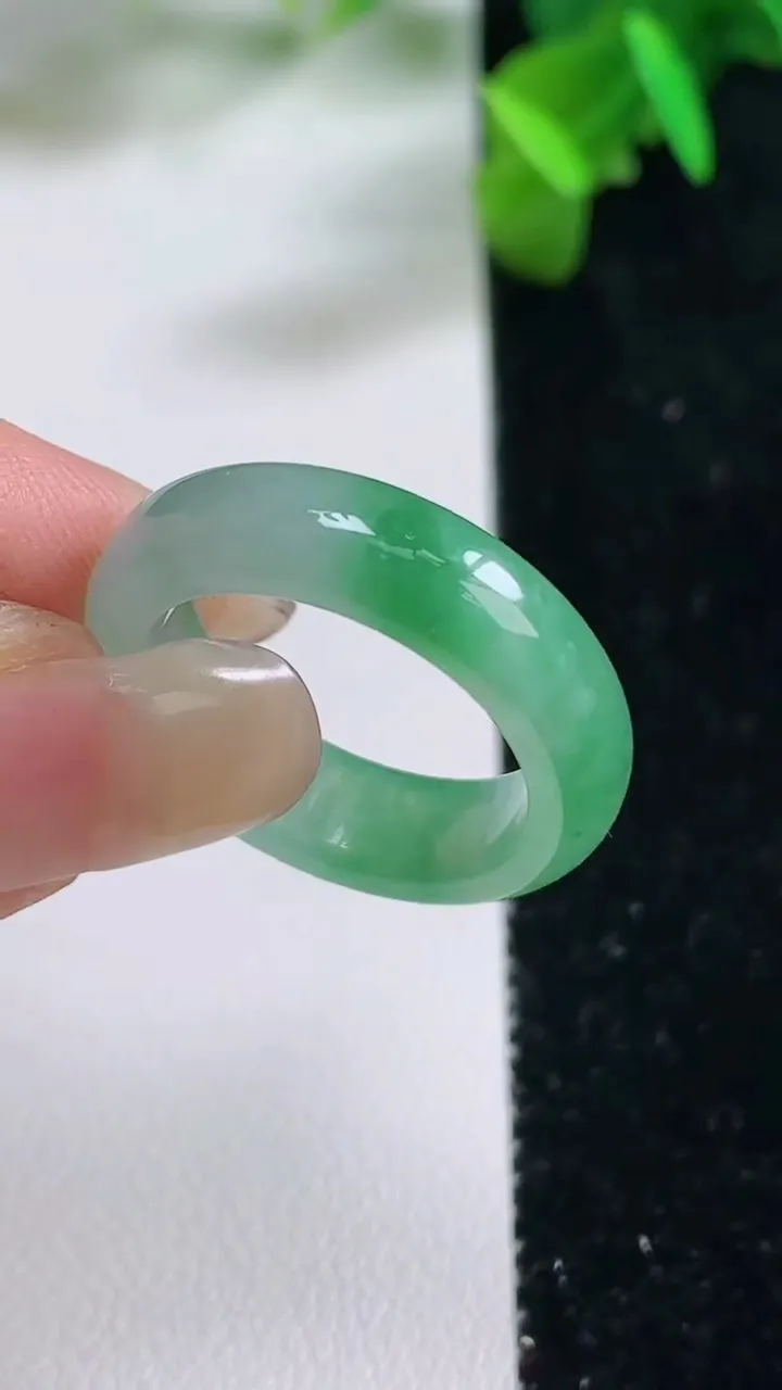 天然A货翡翠指环戒指，尺寸18.5-6.4-3.9，重:4.55g2025年9月15日
工厂直销收藏佳品,种好水足，色泽均匀，有种有色，上手高大气！