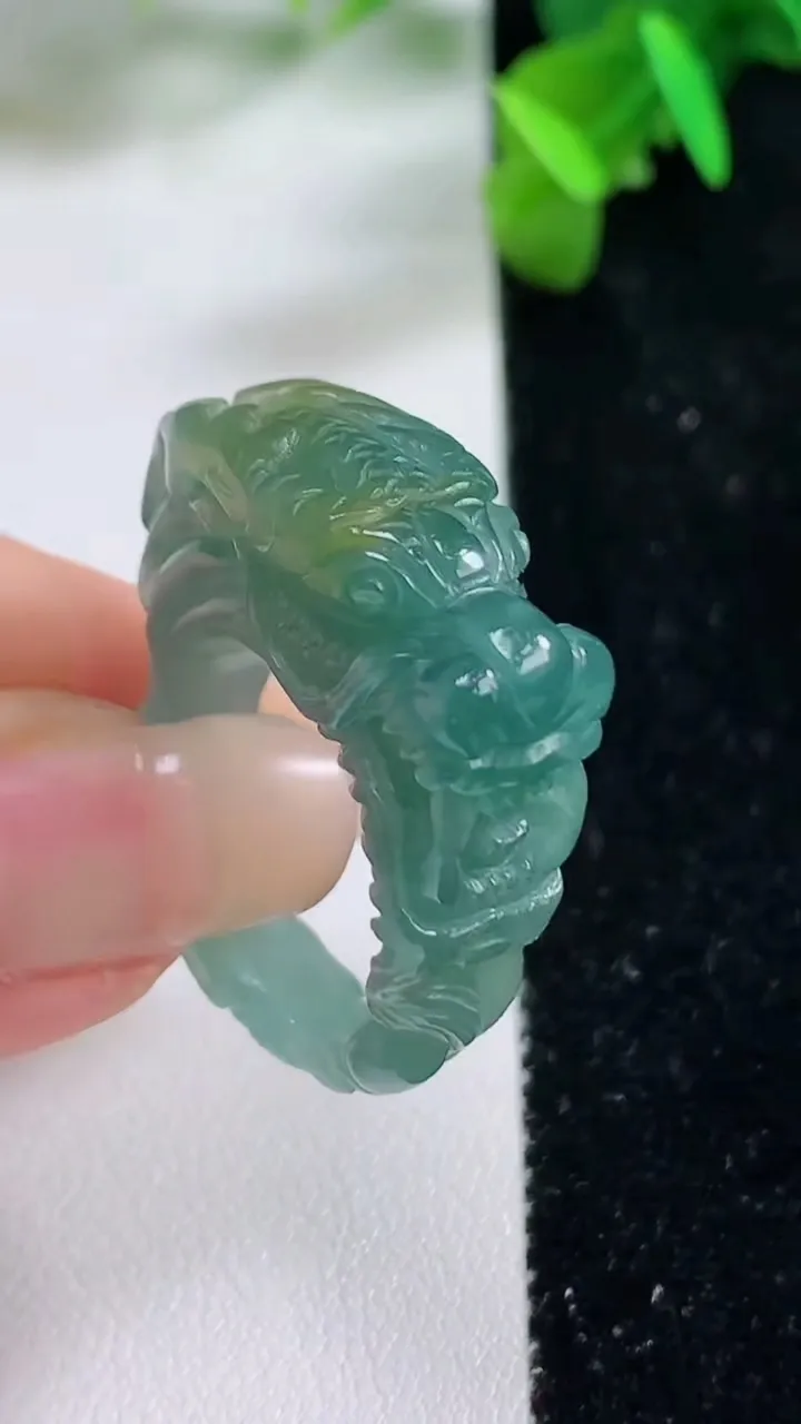 天然A货翡翠蓝水祥龙指环戒指，尺寸19.2-27-10.8，重:11.33g2025年9月15日
工厂直销收藏佳品,种好水足，色泽均匀，有种有色，上手高大气！