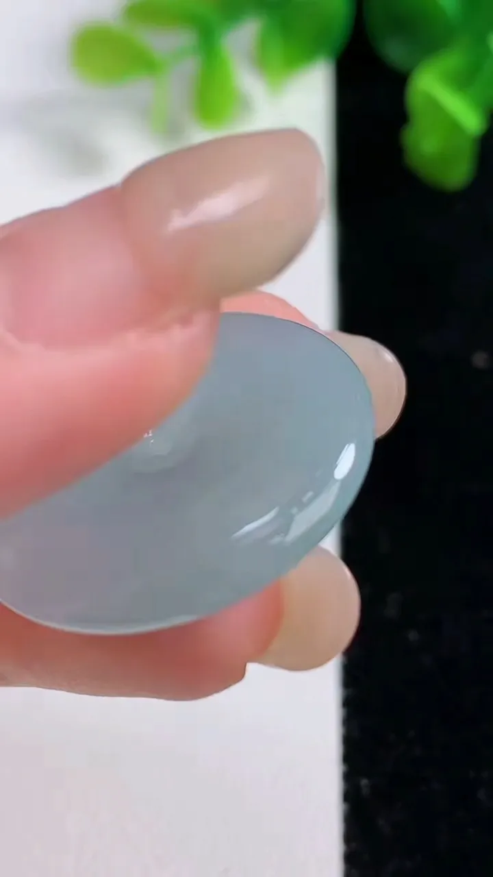天然A货翡翠平安扣吊坠，尺寸27.2-5.4，重量:9.37g
9月15日