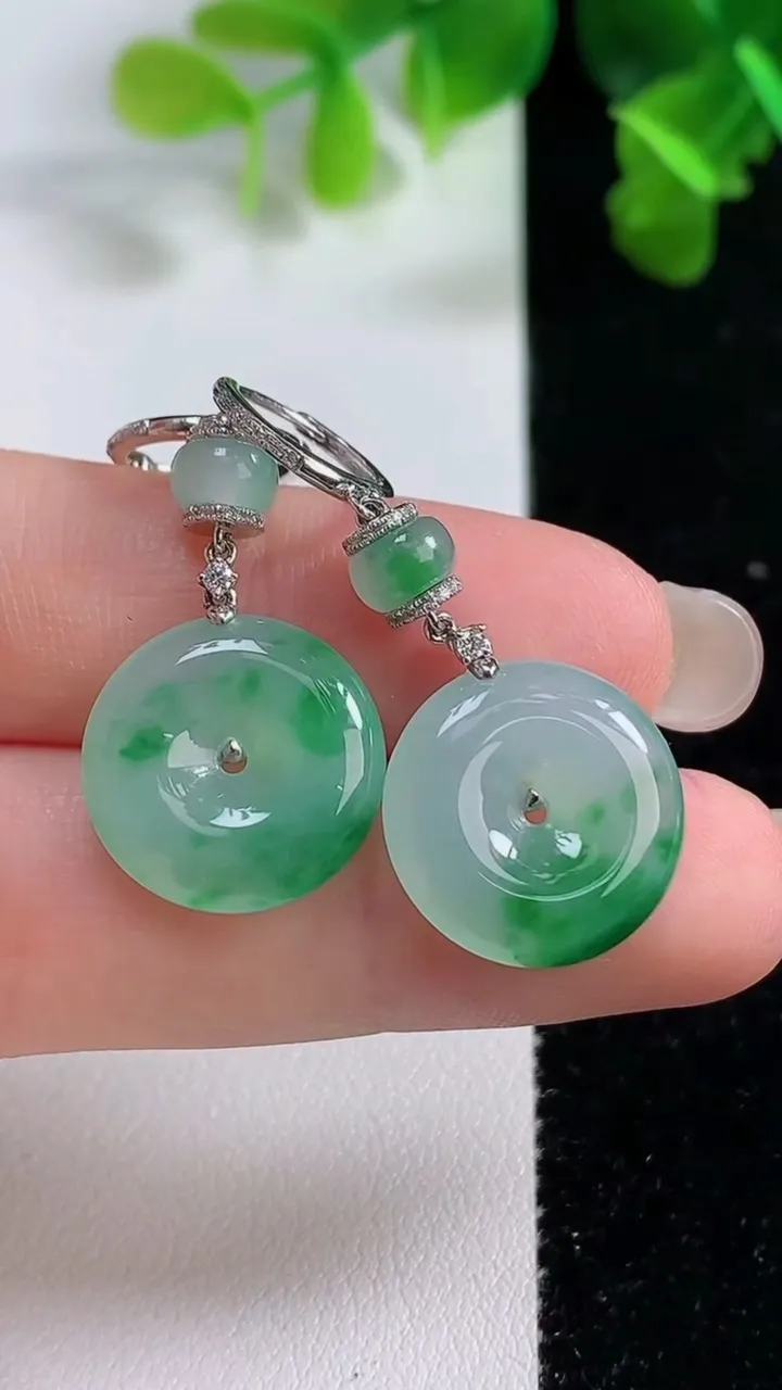 天然A货翡翠平安扣吊坠，尺寸15.8-3.7，重量:7.25g
9月15日