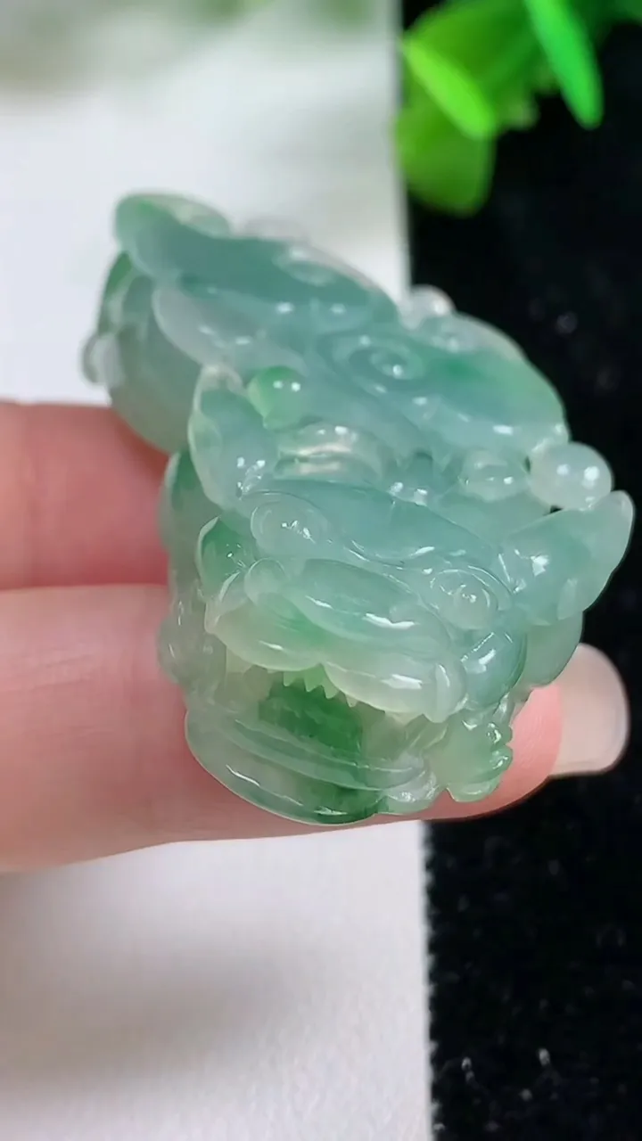 天然A货翡翠貔貅吊坠，尺寸50.5-25-12.8，重:33.50g
9月15日