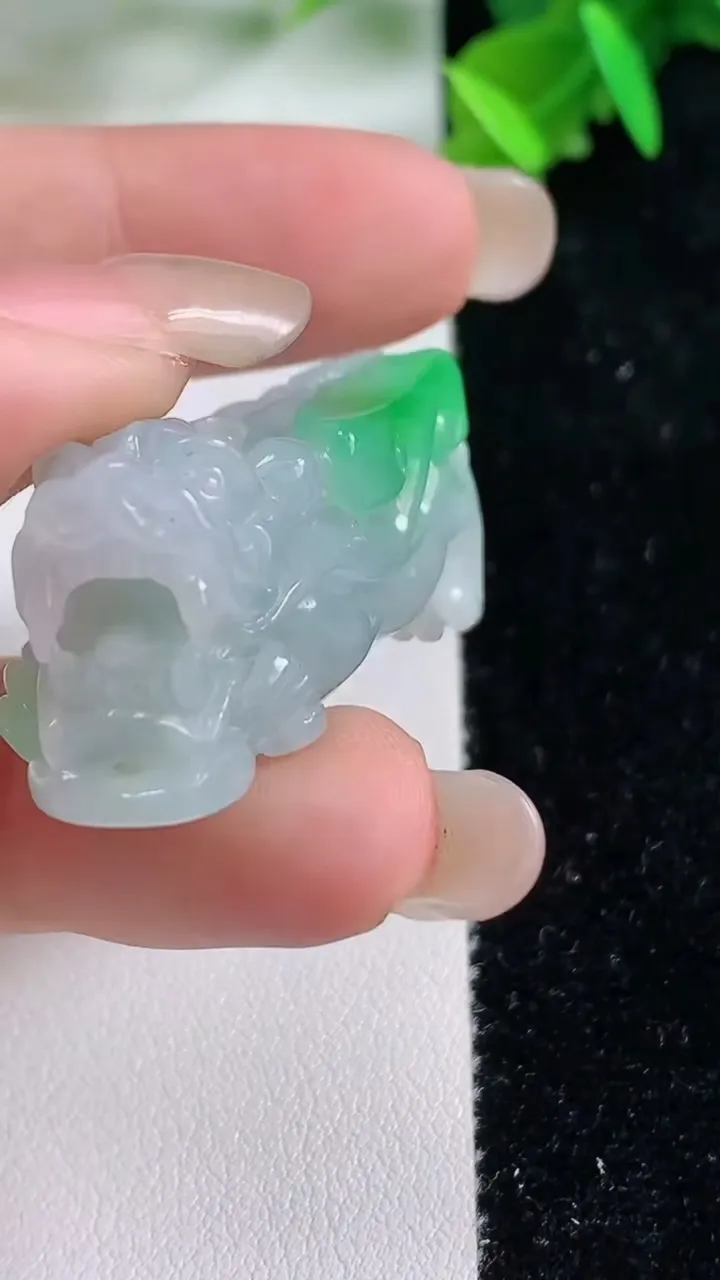 天然A货翡翠貔貅吊坠，尺寸41.2-15.3-18，重:23.04g
9月15日