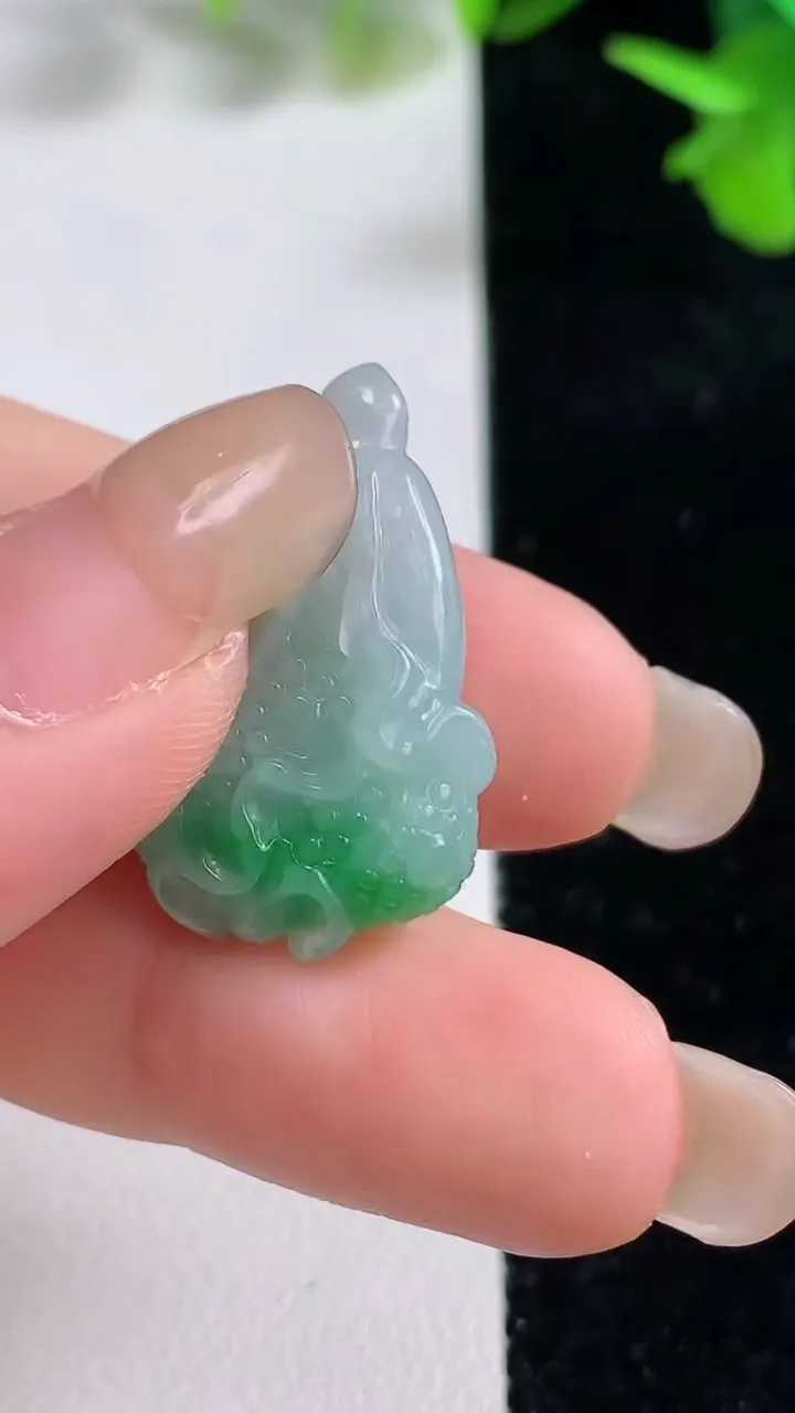 天然A货翡翠白菜吊坠，尺寸26.8-16-7.2，重量:4.19g
9月15日