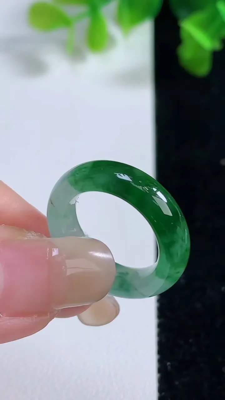 天然A货翡翠指环戒指，尺寸17.3-5-3.6，重量:4.10g2025年9月15日
工厂直销收藏佳品,种好水足，色泽均匀，有种有色，上手高大气！