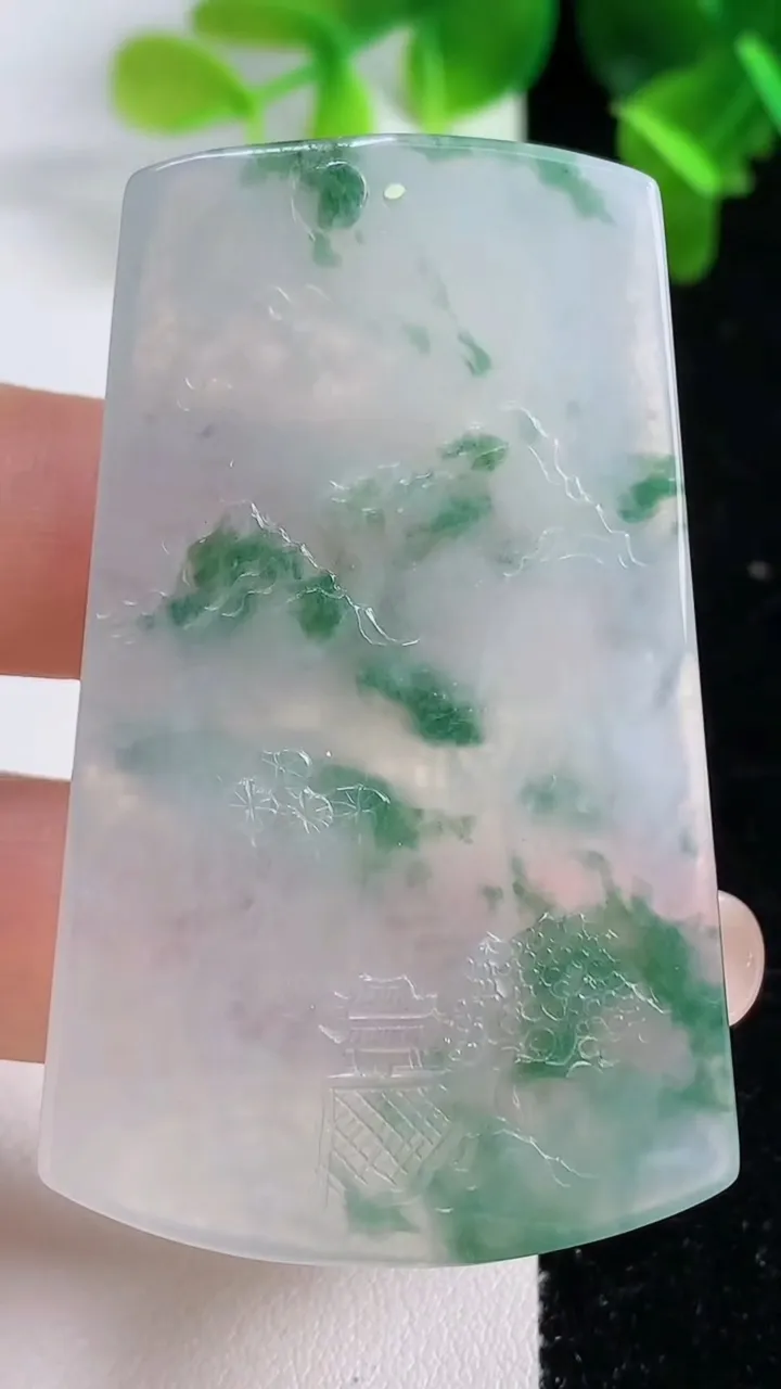 天然A货翡翠种飘花山水牌吊坠，尺寸58-35.2-5.6，重量:28.26g
9月15日