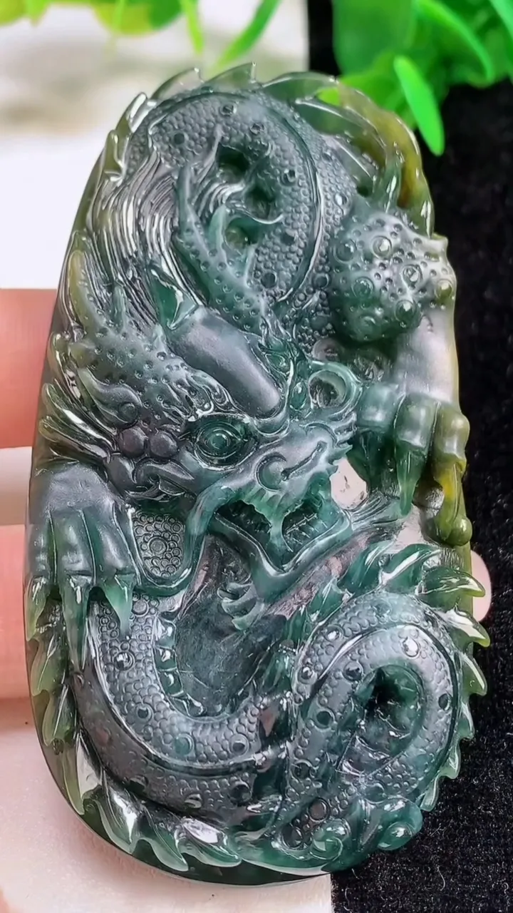 天然A货翡翠蓝水龙牌吊坠，尺寸79.3-43.2-11，重:62.53g
9月15日