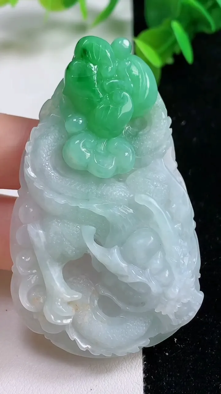 天然A货翡翠龙牌吊坠，尺寸66-40-9.2，重:32.26g
9月15日
