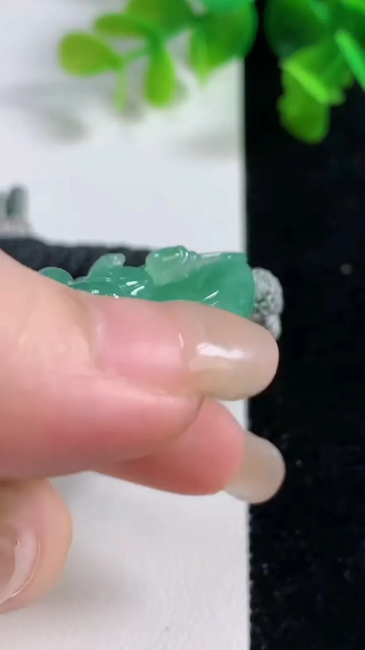 天然A货翡翠普贤菩萨吊坠，尺寸54.4-39.6-16，重量:56.28g
9月15日