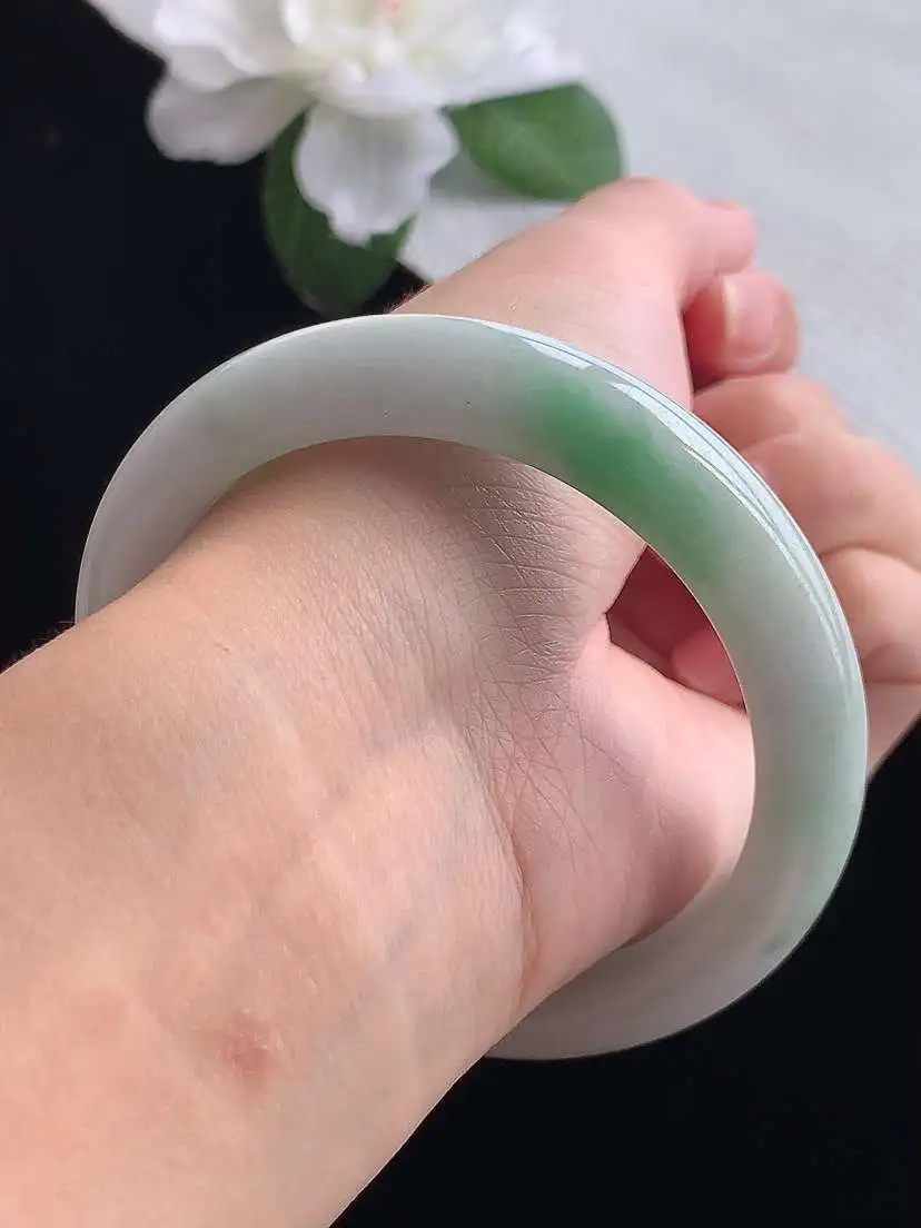 a货翡翠老坑冰润飘绿正装正圈手镯58-59圈口  尺寸58×11.8×8.8mm 重量58.90g 0914