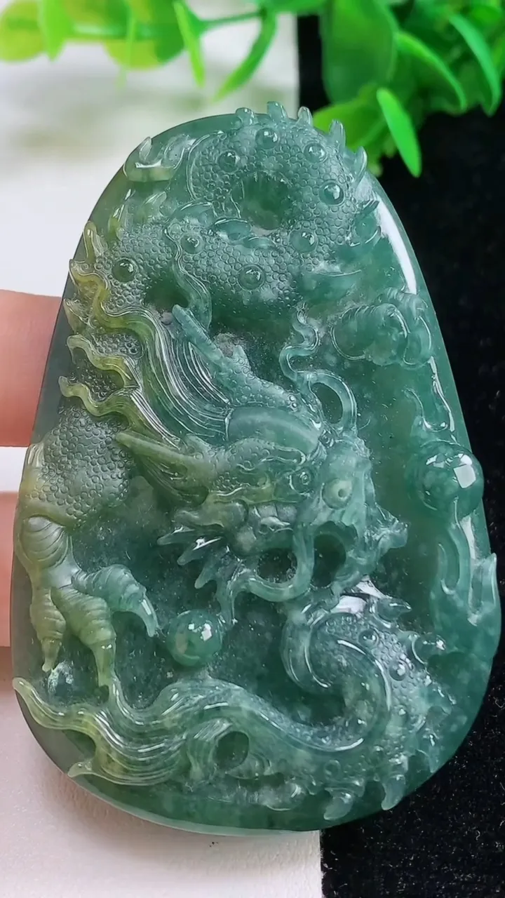 天然A货翡翠蓝水双彩龙牌吊坠，尺寸72-47-8，重:50.91g
9月15日