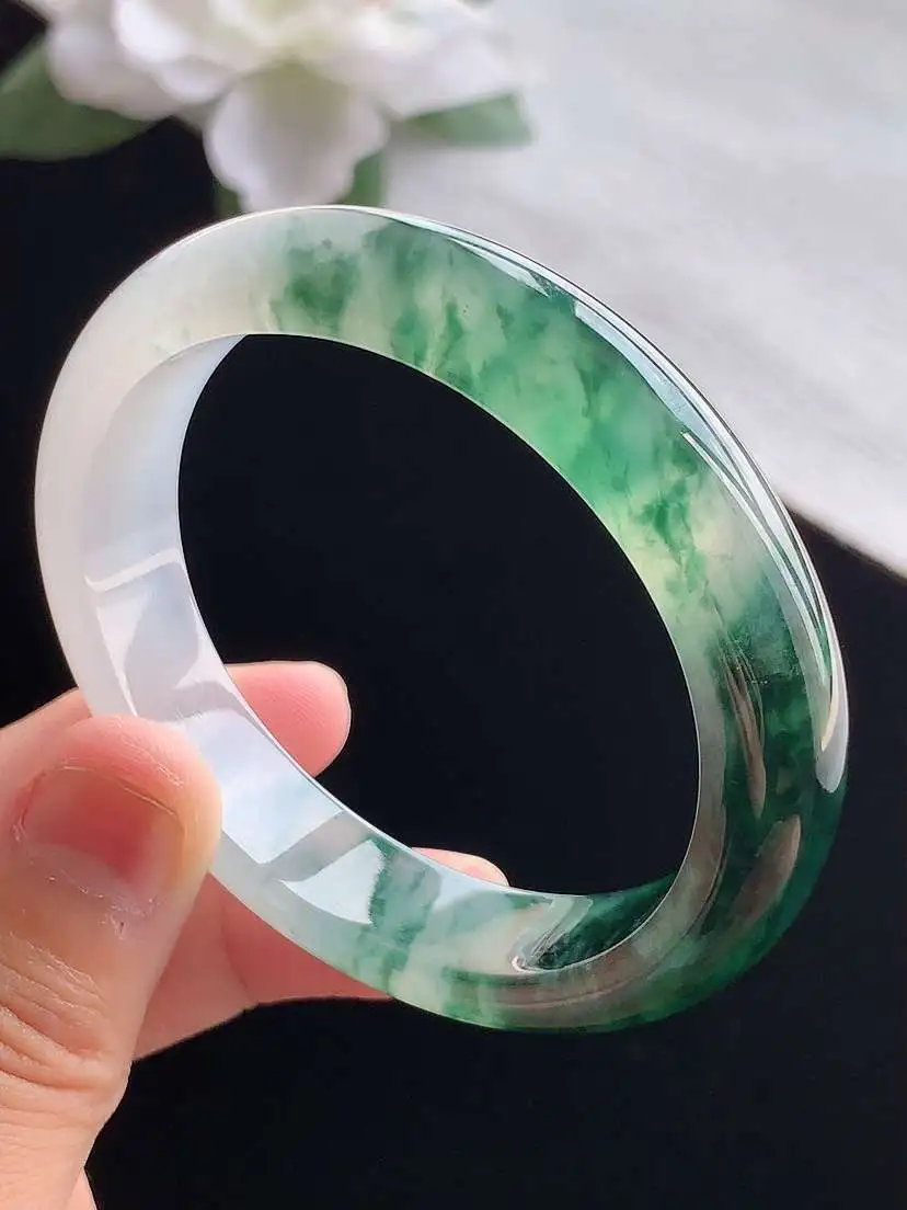 a货翡翠老坑冰种飘花贵妃手镯53-54圈口  尺寸53.5×47×12.3×7.3mm 重量46.6