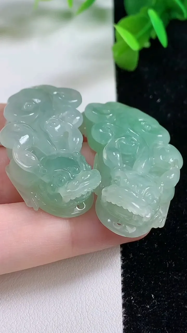 天然A货翡翠貔貅吊坠一对，尺寸40-22.2-11.2/41-22.9-11.2，重:18.41g

