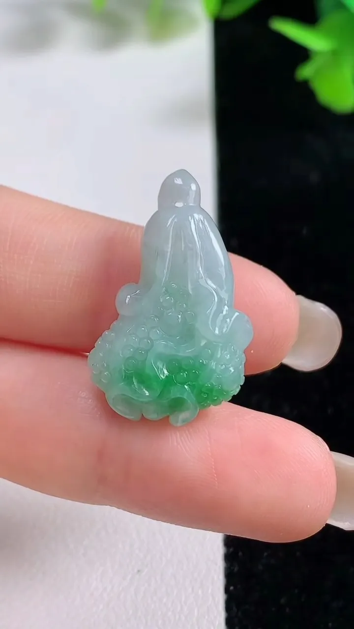 天然A货翡翠白菜吊坠，尺寸26.8-16-7.2，重量:4.19g
9月15日