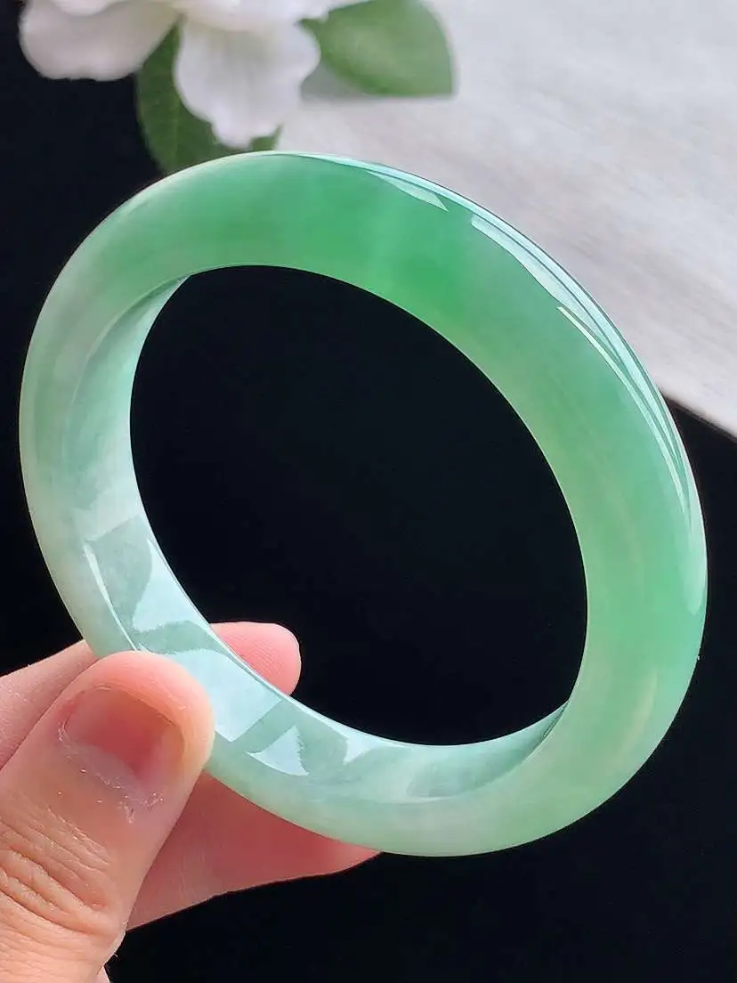 a货翡翠老坑冰种飘绿正装正圈手镯56-57圈口 尺寸56.3×12.3×8.3mm 重量60.25g