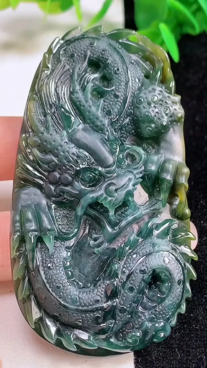 天然A货翡翠蓝水龙牌吊坠，尺寸79.3-43.2-11，重:62.53g
9月15日