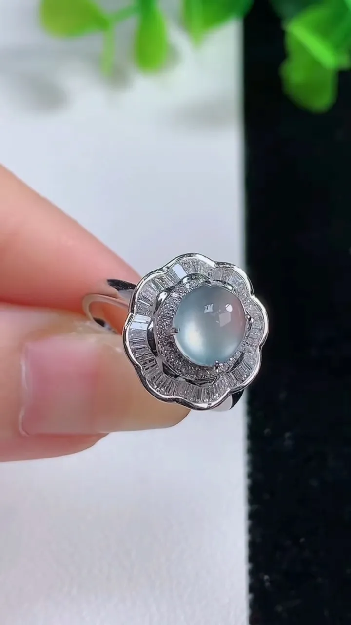 天然A货翡翠种白冰蛋面戒指，尺寸18.8-7.6-6.6，重量:2.65g2025年9月15日
工厂直销收藏佳品,种好水足，色泽均匀，有种有色，上手高大气！