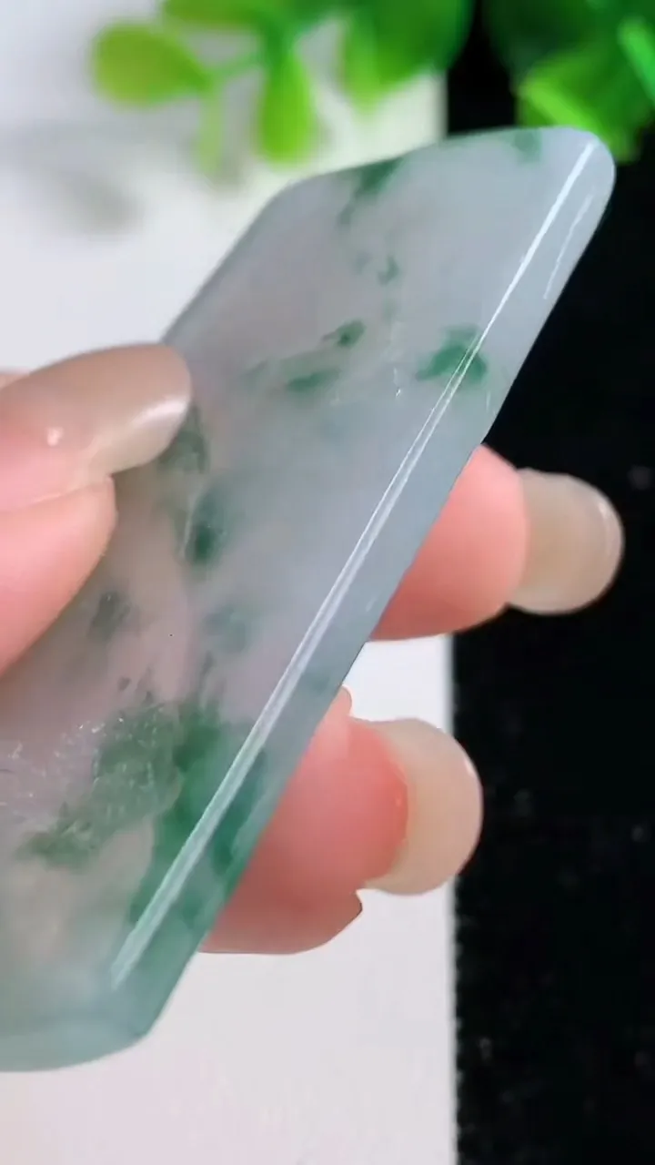 天然A货翡翠种飘花山水牌吊坠，尺寸58-35.2-5.6，重量:28.26g
9月15日