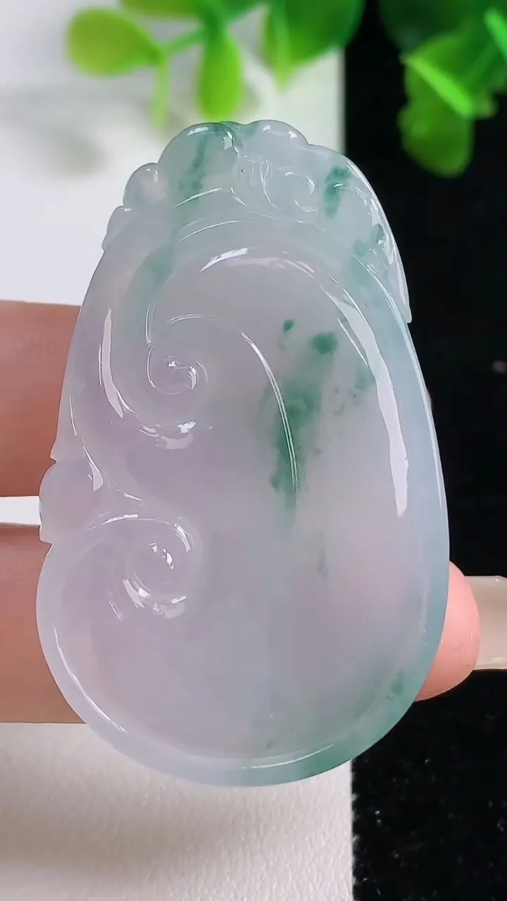 天然A货翡翠种飘花如意吊坠，尺寸50-30.8-6.2，重量:20.15g
9月15日
