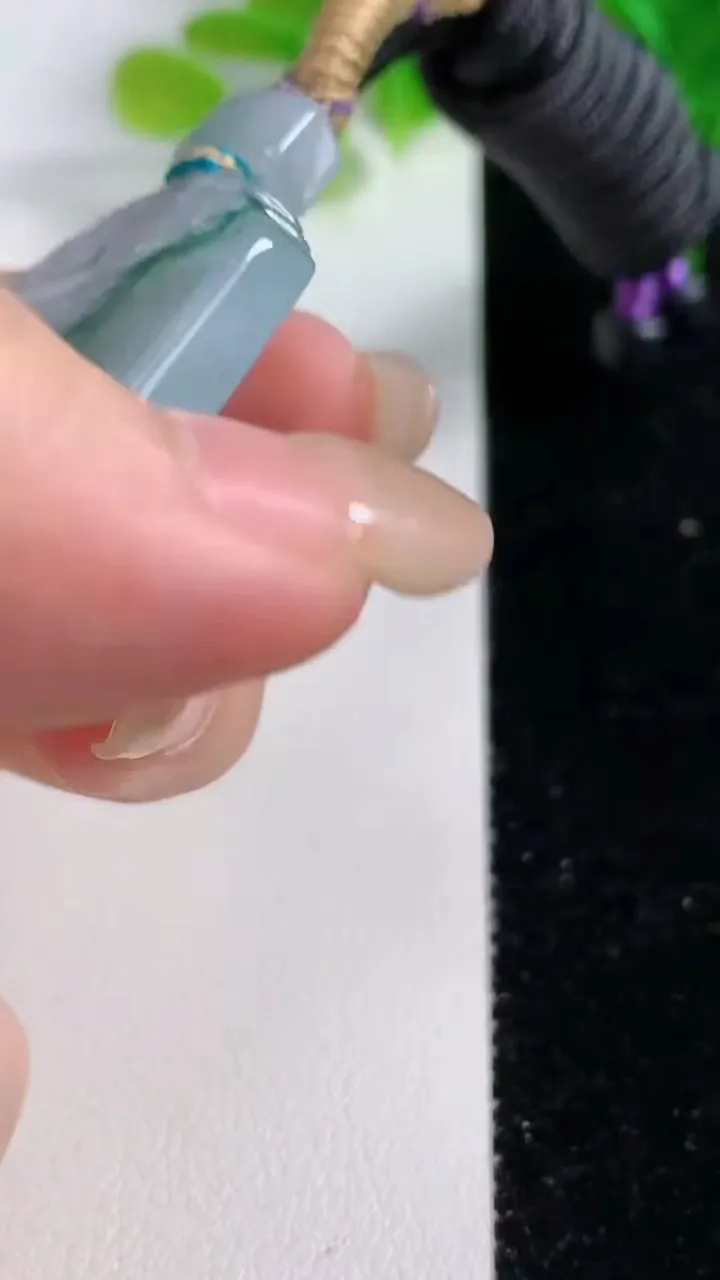 天然A货翡翠种飘花仿古无事牌吊坠，尺寸51.6-43-5，重量:34.39g
9月15日