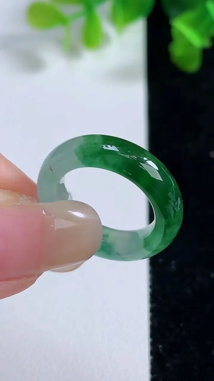 天然A货翡翠指环戒指，尺寸17.3-5-3.6，重量:4.10g2025年9月15日
工厂直销收藏佳品,种好水足，色泽均匀，有种有色，上手高大气！