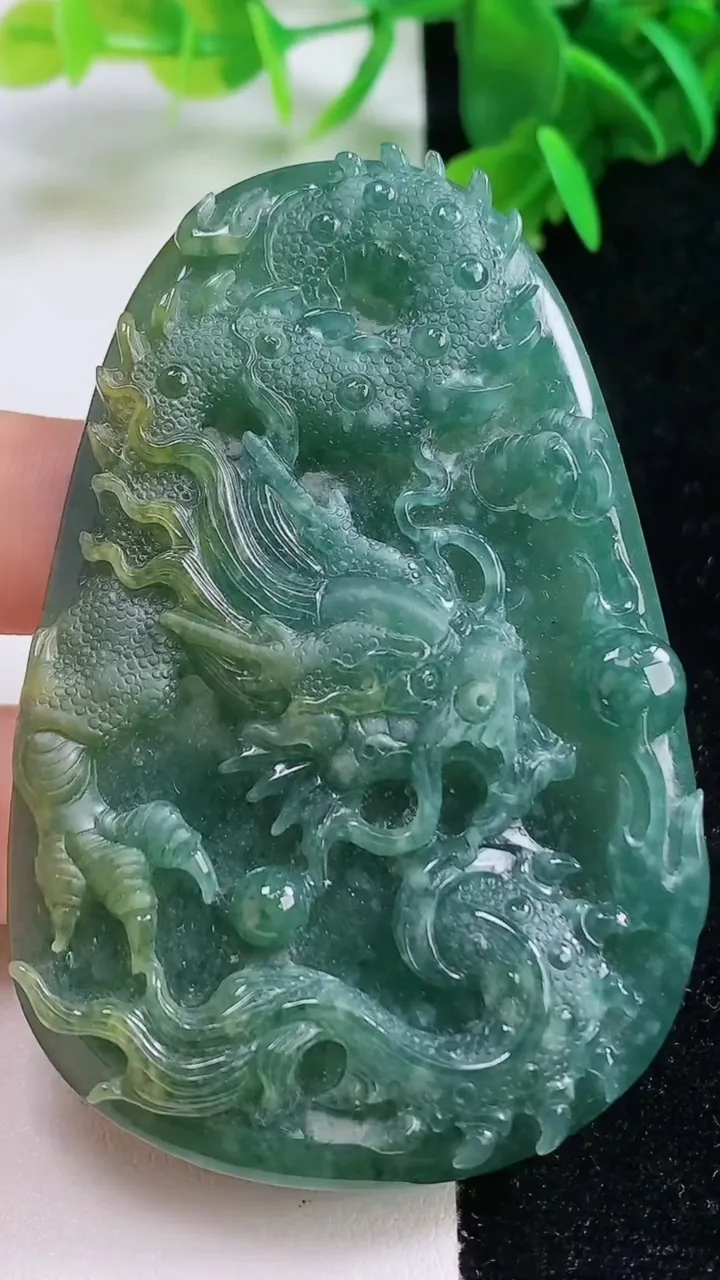 天然A货翡翠蓝水双彩龙牌吊坠，尺寸72-47-8，重:50.91g
9月15日
