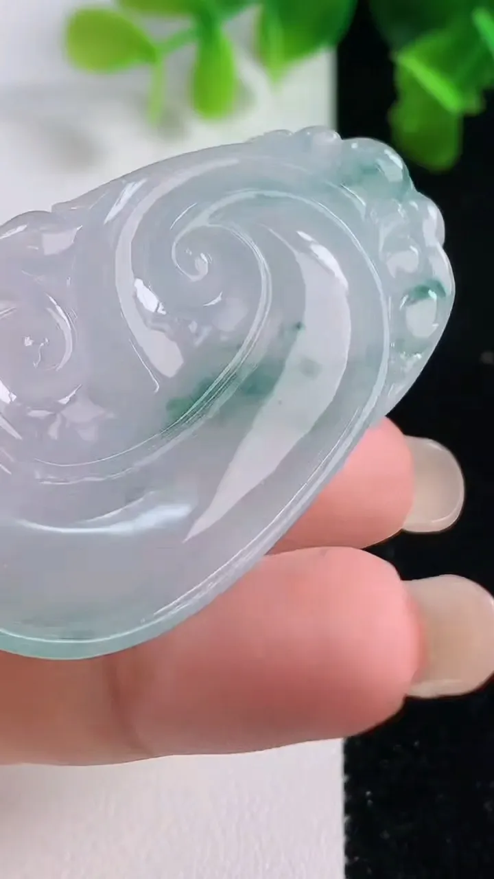 天然A货翡翠种飘花如意吊坠，尺寸50-30.8-6.2，重量:20.15g
9月15日