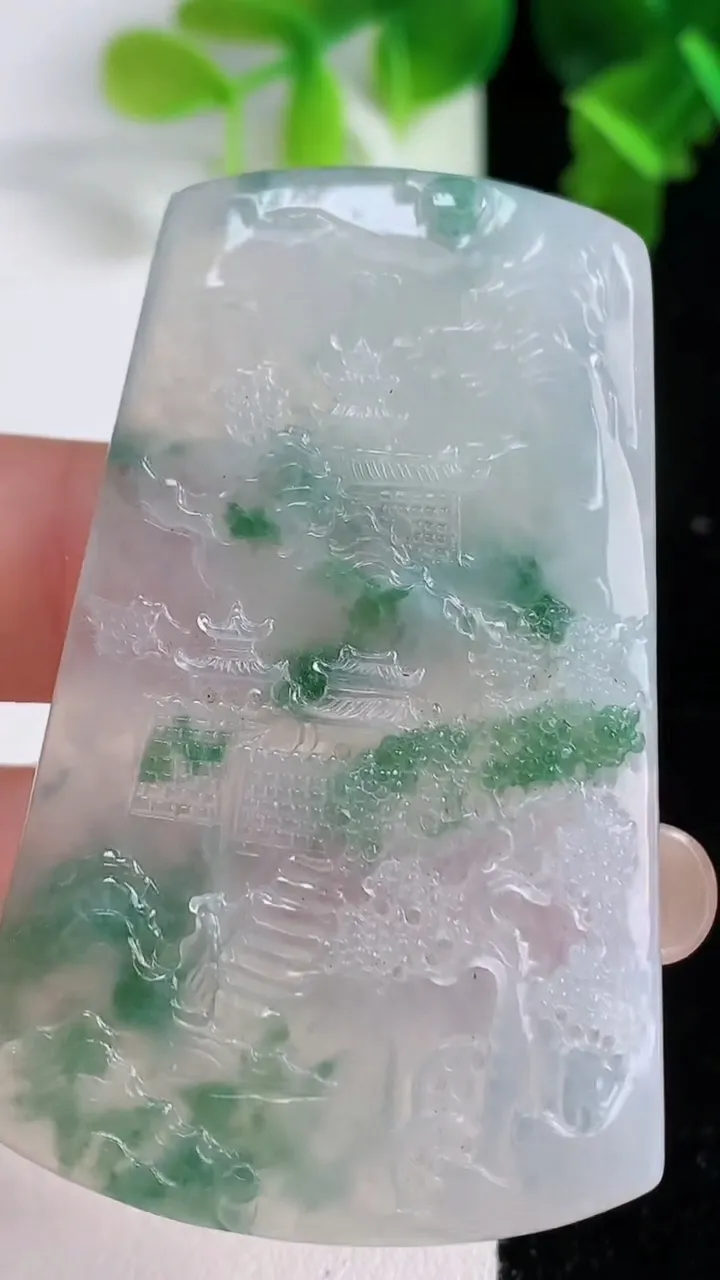天然A货翡翠种飘花山水牌吊坠，尺寸58-35.2-5.6，重量:28.26g
9月15日