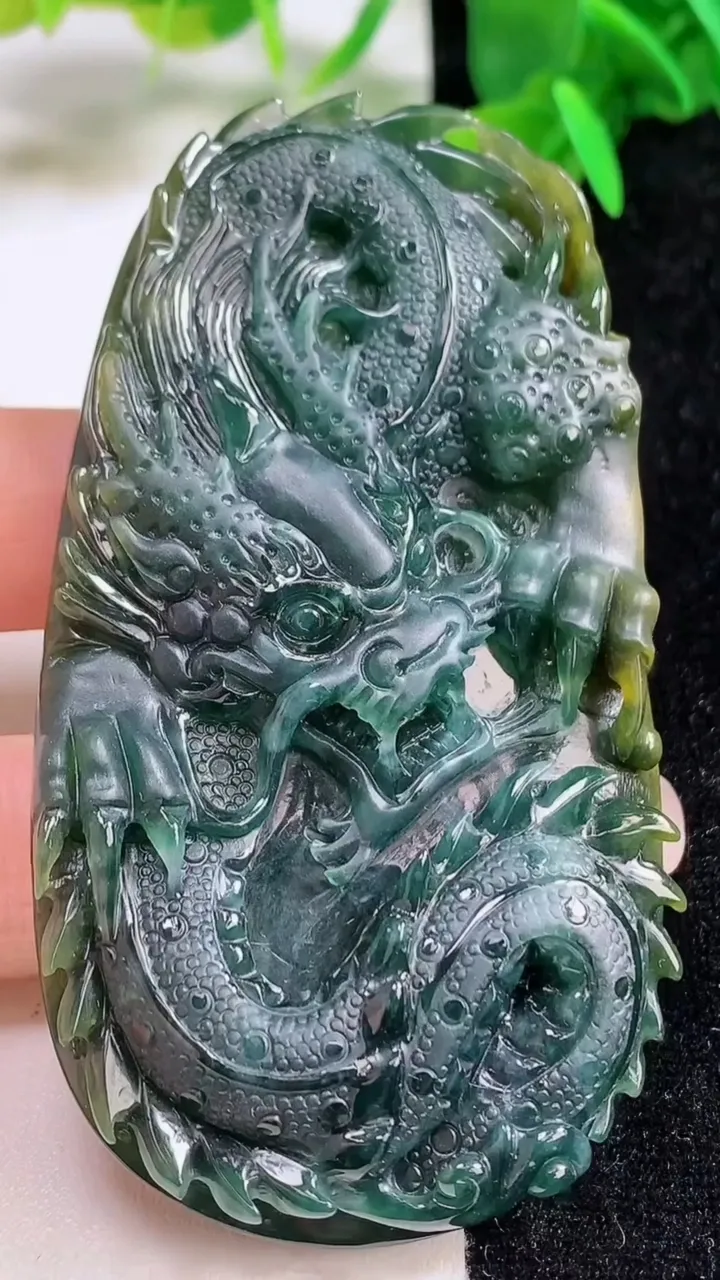 天然A货翡翠蓝水龙牌吊坠，尺寸79.3-43.2-11，重:62.53g
9月15日