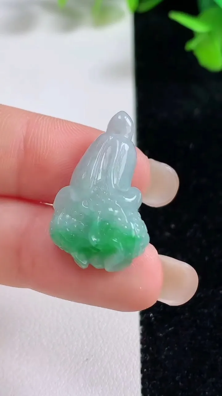 天然A货翡翠白菜吊坠，尺寸26.8-16-7.2，重量:4.19g
9月15日