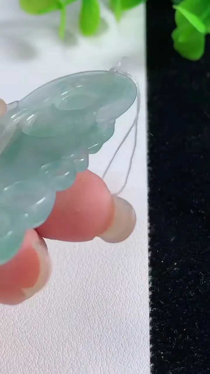 天然A货翡翠观音菩萨吊坠，尺寸62-35.2-5.2，重量:19.30g
9月15日