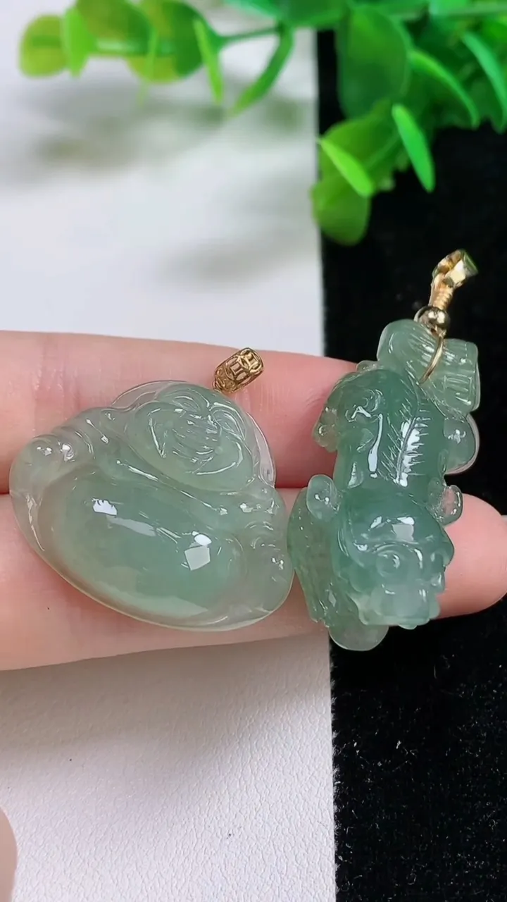 天然A货翡翠佛公吊坠，尺寸27.1-20.2-6，重:6.96g
9月15日