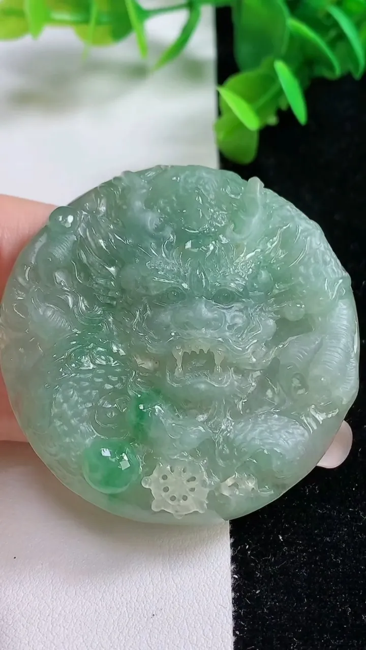 天然A货翡翠龙牌吊坠，尺寸52.5-10.5，重:43.45g
9月15日