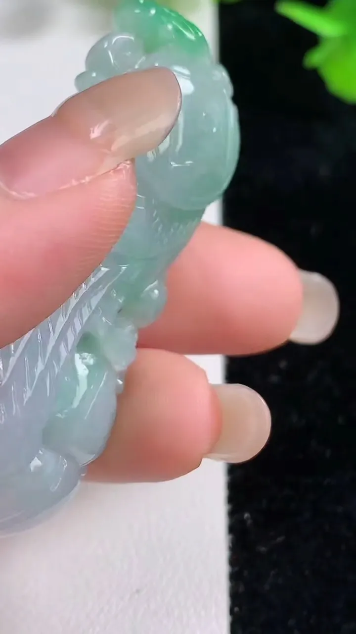 天然A货翡翠凤凰吊坠，尺寸54.7-20.2-10.6，重量:22.86g
9月15日