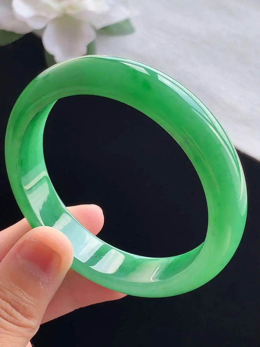 a货翡翠老坑冰种满绿正装正圈手镯55-56圈口  尺寸55.8×13×7.5mm 重量52.52g 