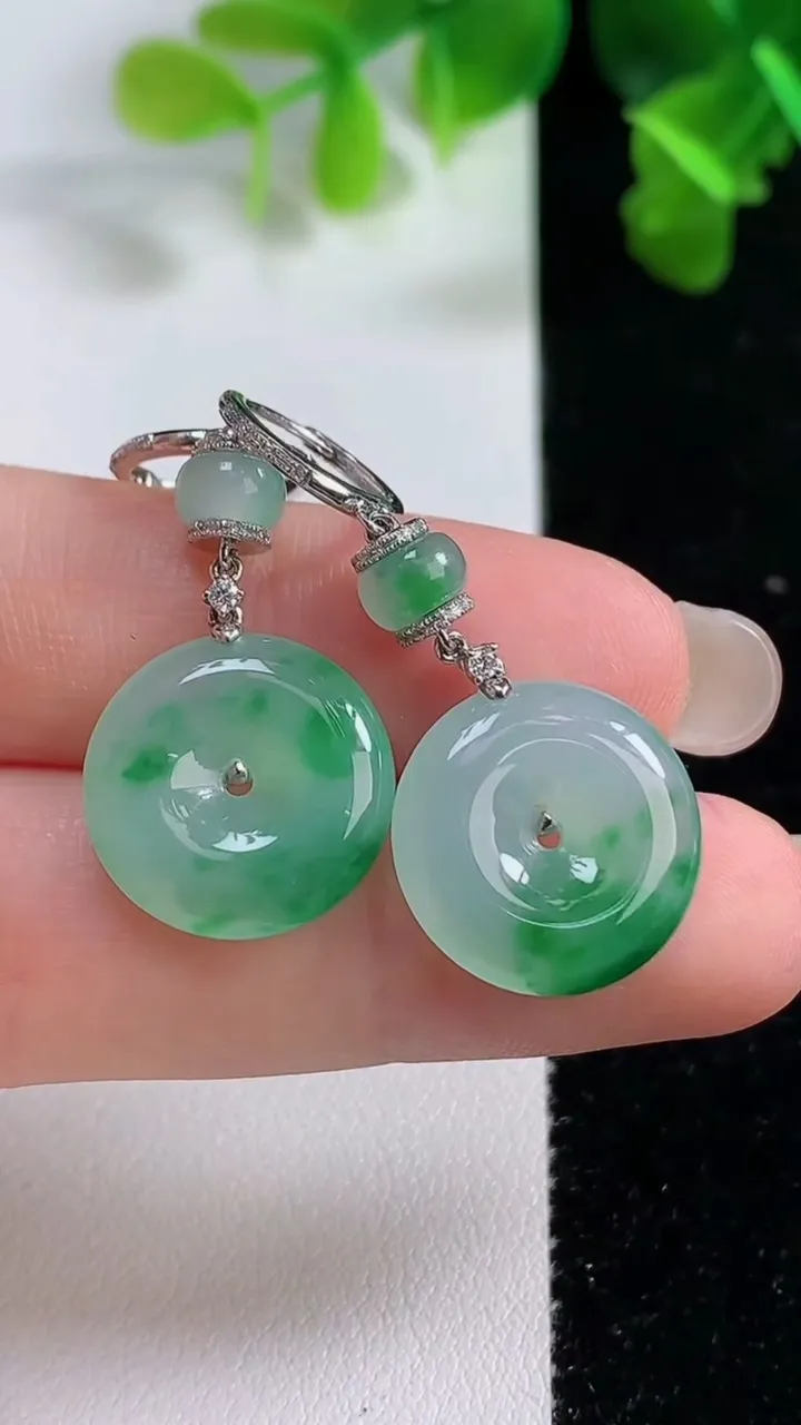 天然A货翡翠平安扣吊坠，尺寸15.8-3.7，重量:7.25g
9月15日