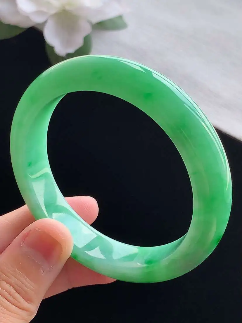 a货翡翠老坑冰种飘绿正装正圈手镯54-55圈口  尺寸54.8×12.7×8.3mm 重量58.58