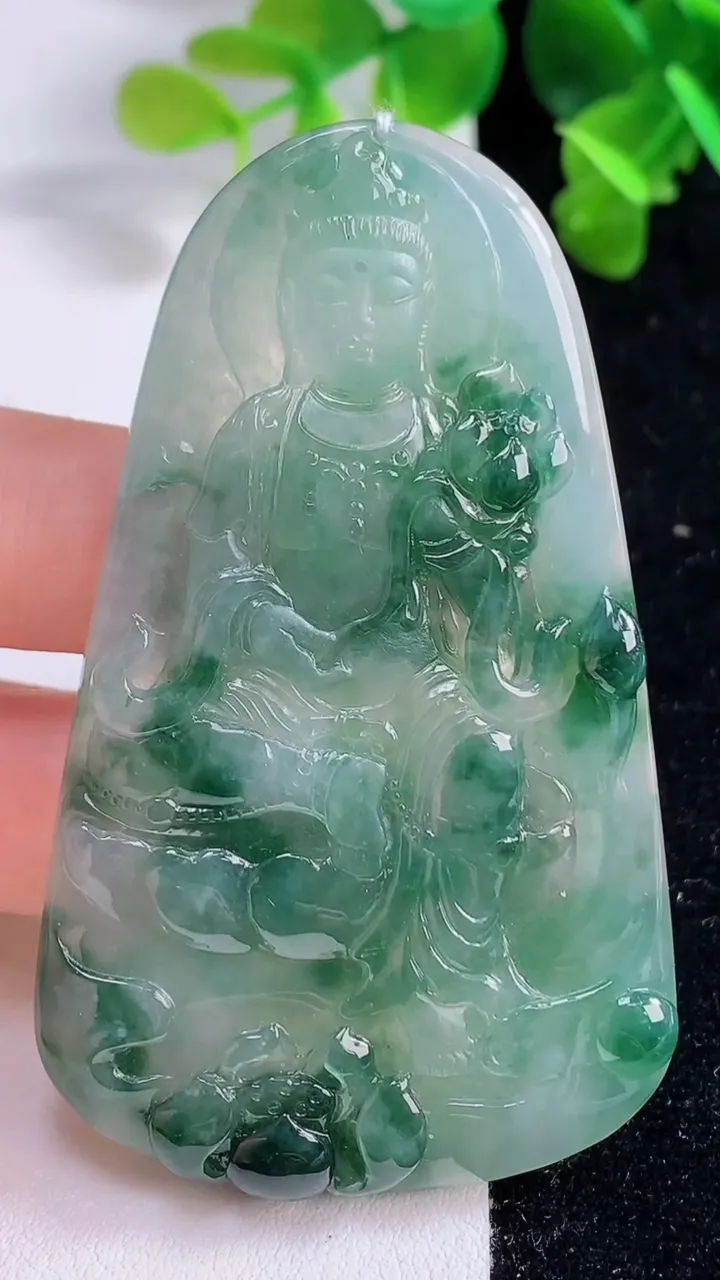 天然A货翡翠种飘花大势至观音菩萨吊坠，尺寸70.4-41.4-5.7，重量:36.57g
9月15日
