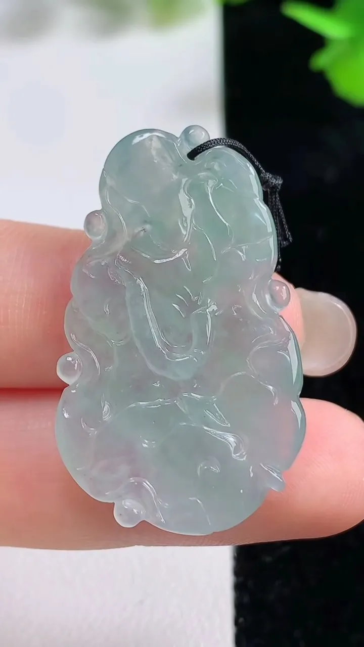 天然A货翡翠荷叶鱼吊坠，尺寸36-22-4，重量:5.50g
9月15日