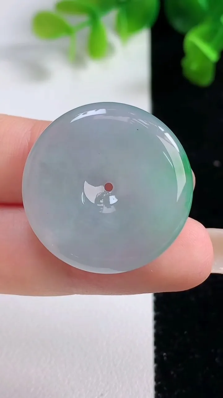 天然A货翡翠平安扣吊坠，尺寸27.2-5.4，重量:9.37g
9月15日