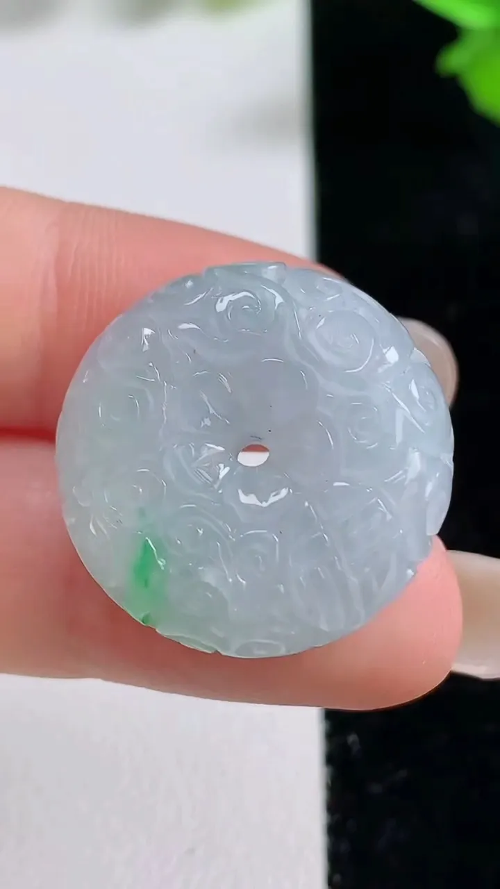 天然A货翡翠雕花平安扣吊坠，尺寸23.6-9.6，重量:11.47g
9月16日
