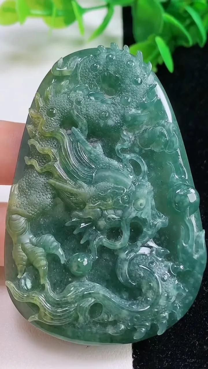 天然A货翡翠蓝水双彩龙牌吊坠，尺寸72-47-8，重:50.91g
9月15日